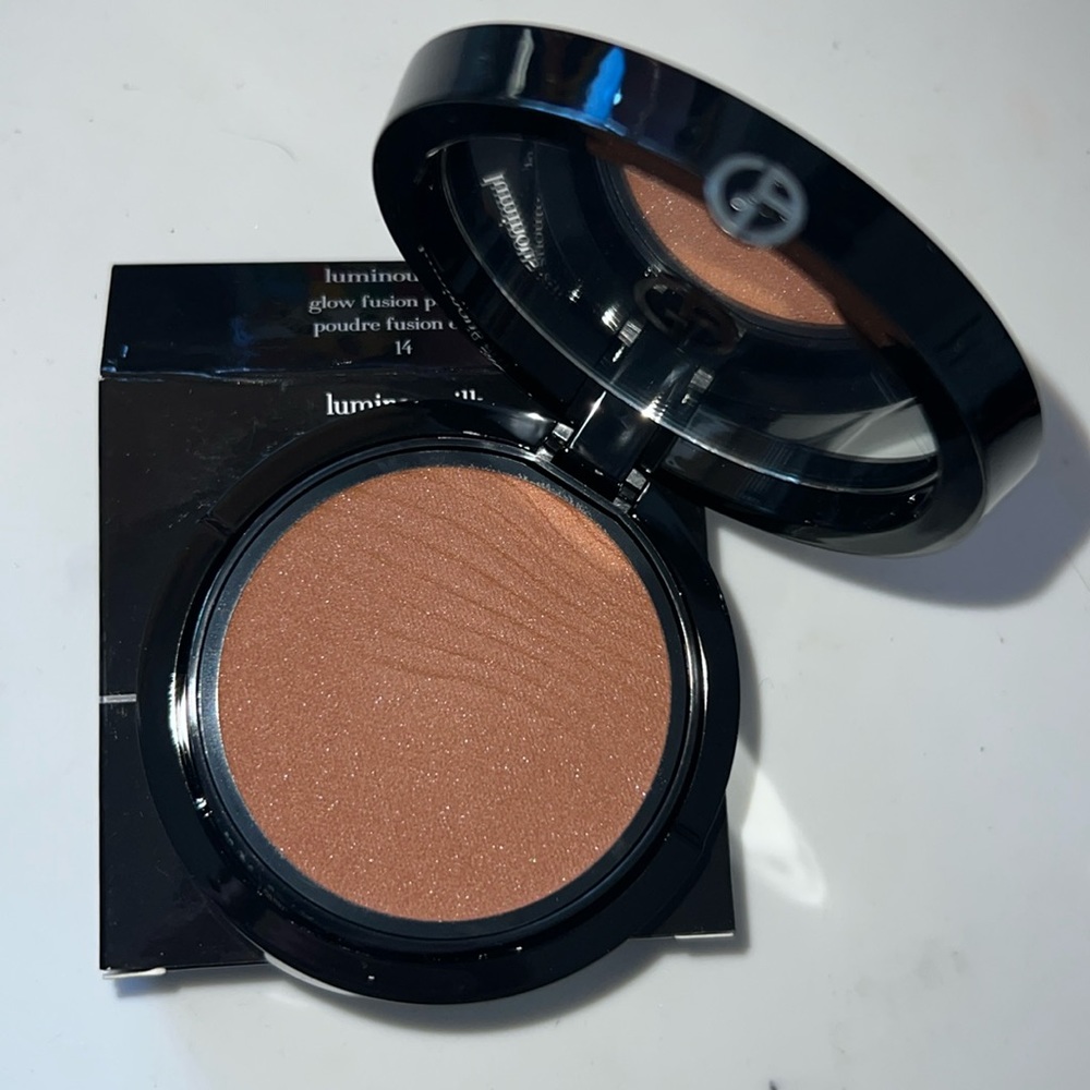 ARMANI LUMINOUS SILK GLOW SETTING POWDER in 14 - Very Deep with Golden Undertone